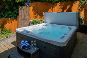 The Coachhouse - Cottage with Private Hot tub